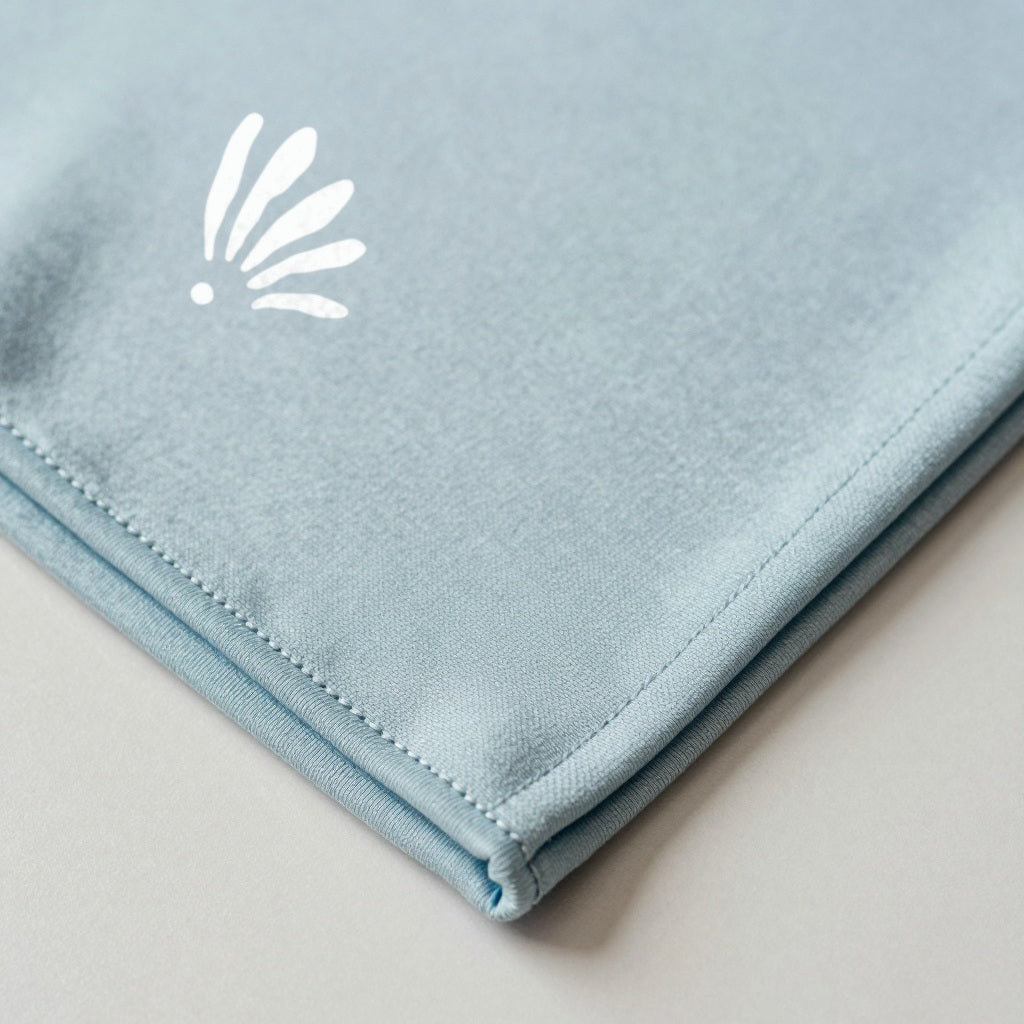 Emblème Belqia au coin du foulard, bamboo jersey bleu poudré