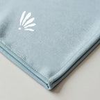 Emblème Belqia au coin du foulard, bamboo jersey bleu poudré