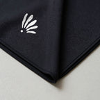 Emblème Belqia au coin du foulard, bamboo jersey noir