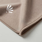 Emblème Belqia au coin du foulard, bamboo jersey taupe