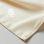 Emblème Belqia au coin du foulard, liquid jersey crème