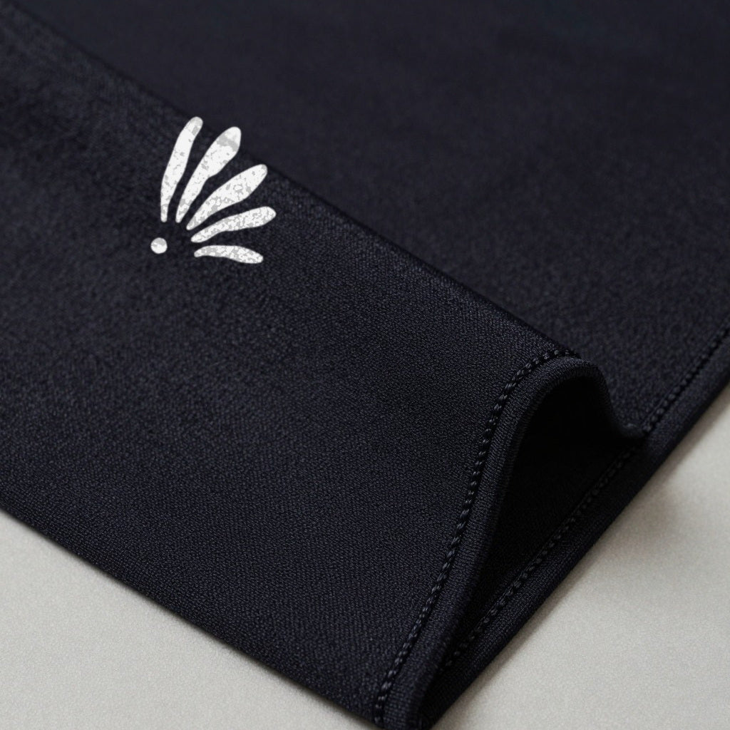 Emblème Belqia au coin du foulard, liquid jersey noir