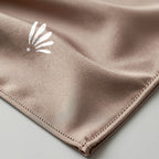 Emblème Belqia au coin du foulard, liquid jersey taupe